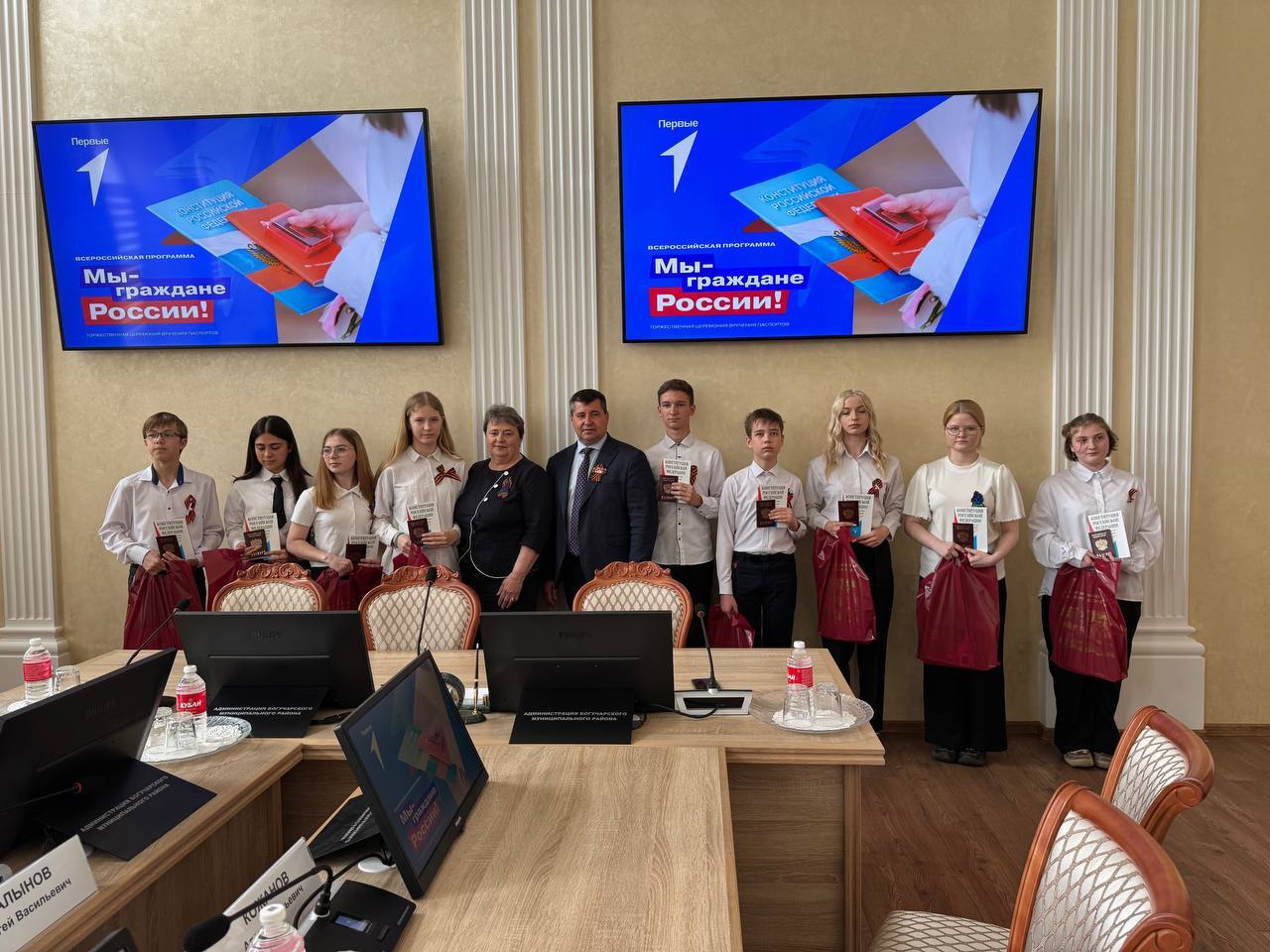 Вручение паспортов.