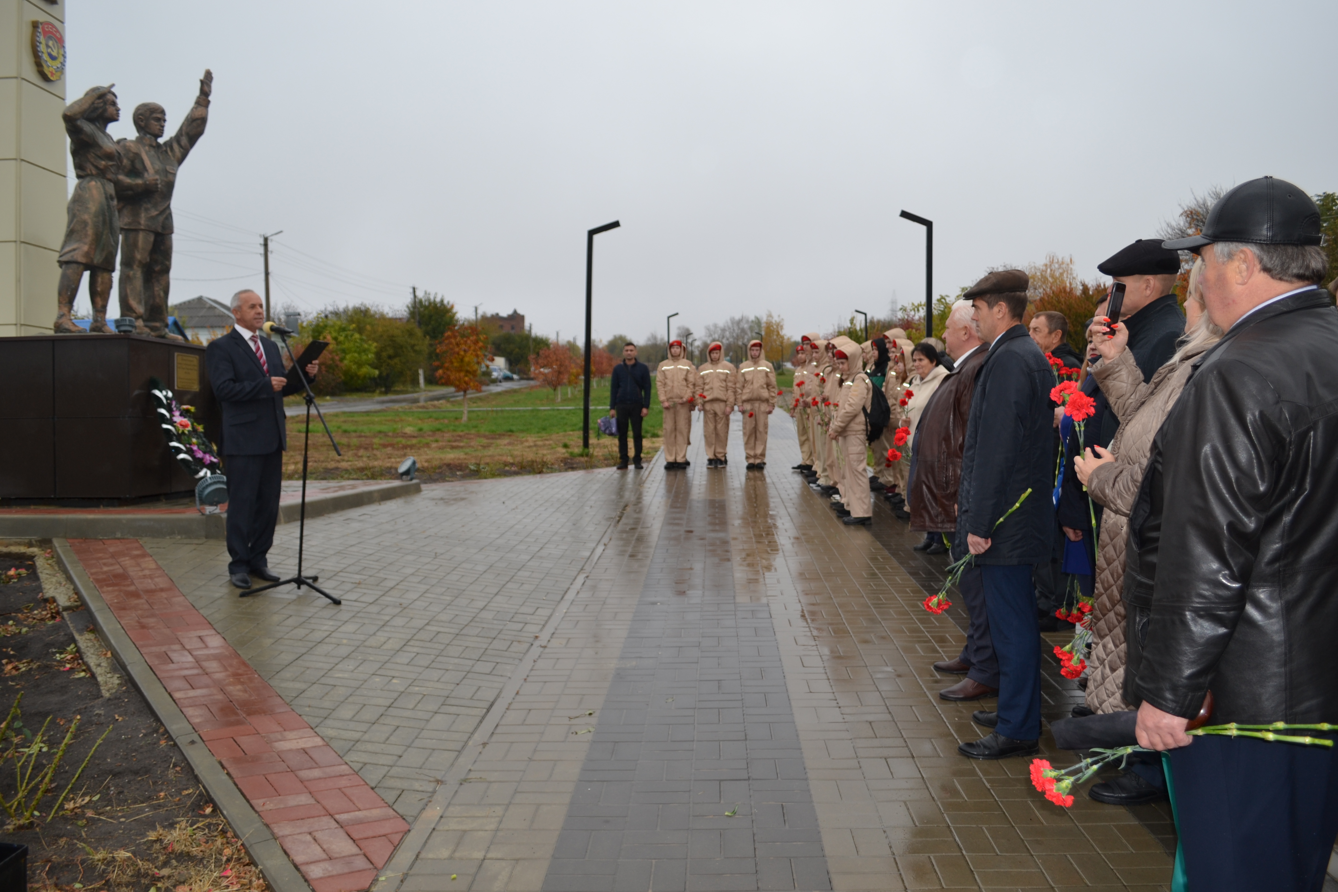 27 октября, в честь 105-летия ВЛКСМ, состоялось возложение цветов у памятника пионерам и комсомольцам, погибшим в годы Великой Отечественной войны.