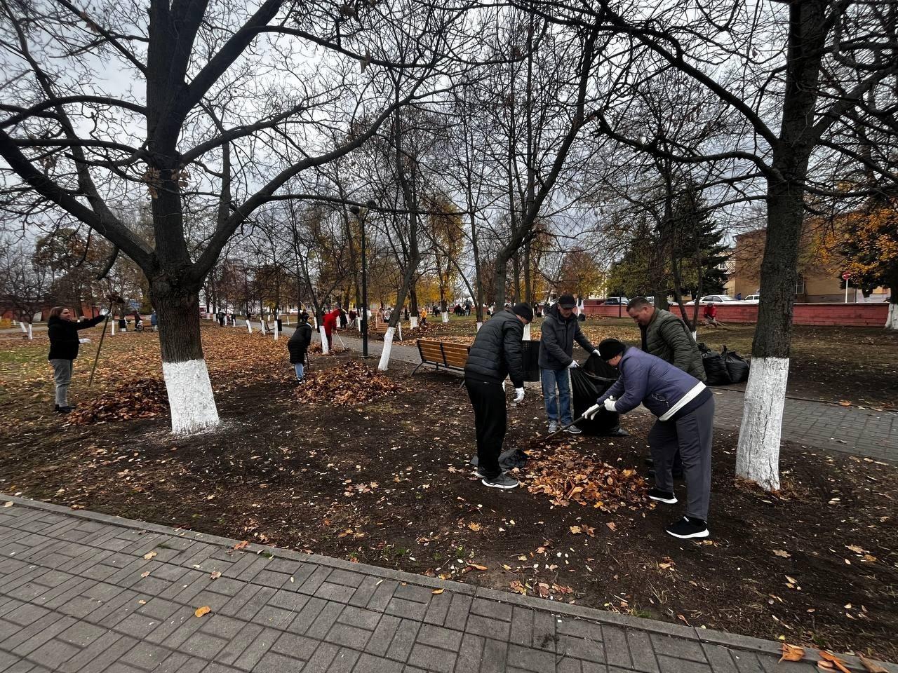 🍂12 ноября в  Центральном городском парке Богучара состоялся общегородской  субботник, организованный в рамках осеннего месячника по благоустройству..