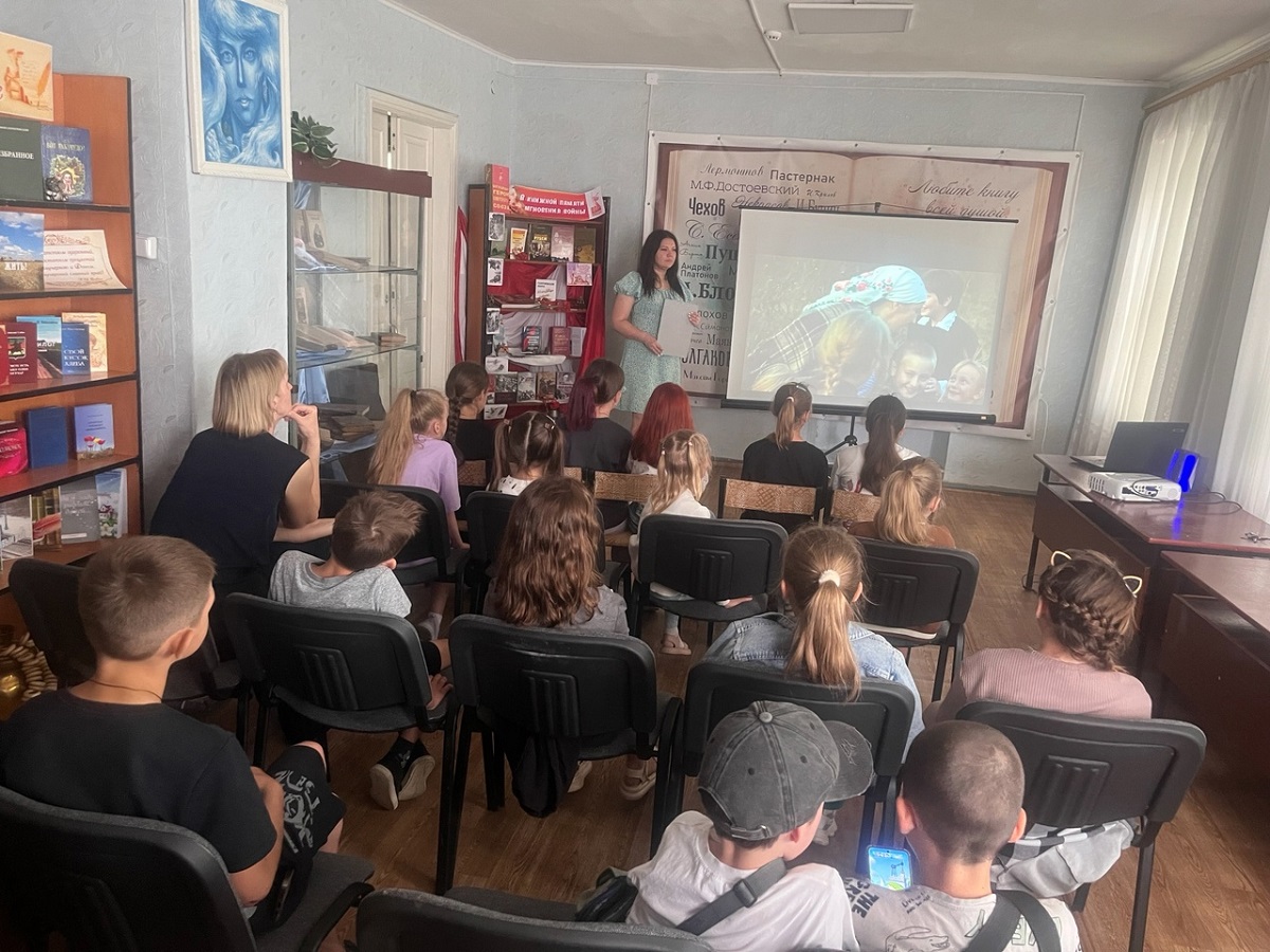 16 июня Богучарская центральная библиотека провела урок памяти «Героев войны никогда не забудь! Их именами названы улицы – Виноградов Я.С., Котов Я. М.».