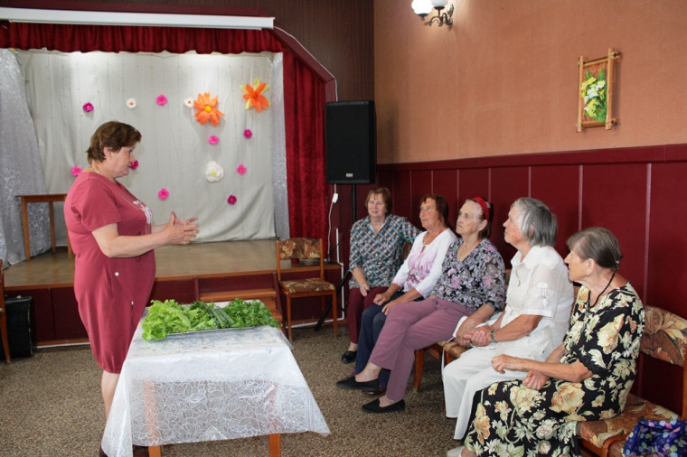 12 июля в Доме культуры ветеранов прошла беседа «Если хочешь долго жить, надо с зеленью дружить» для участников группы «Здоровье».