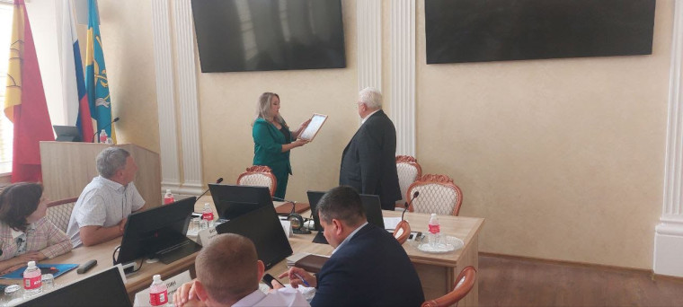5 мая глава Богучарского муниципального района Кузнецов Валерий Василевич провел расширенное оперативное совещание. 5 мая глава Богучарского муниципального района Кузнецов Валерий Василевич провел расширенное оперативное совещание.