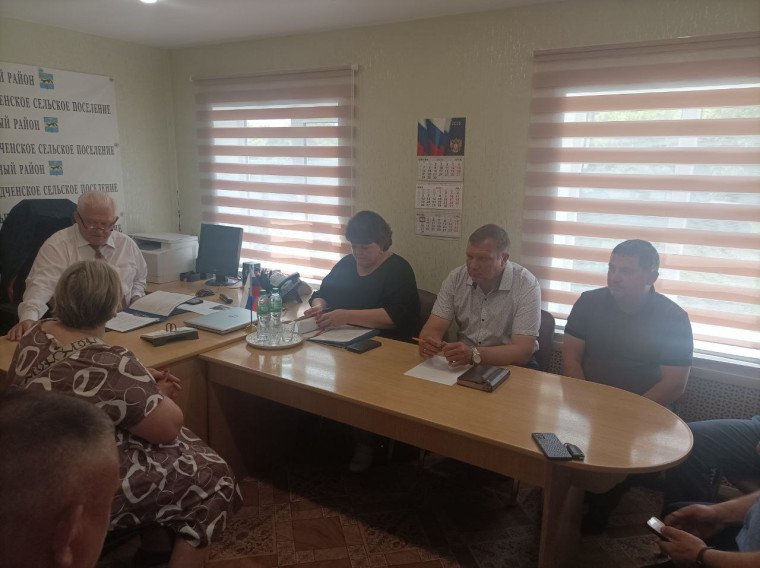 В администрации Радченского сельского поселения 02 июня прошел прием граждан главой Богучарского муниципального района Кузнецовым Валерием Васильевичем.. В администрации Радченского сельского поселения 02 июня прошел прием граждан главой Богучарского муниципального района Кузнецовым Валерием Васильевичем..
