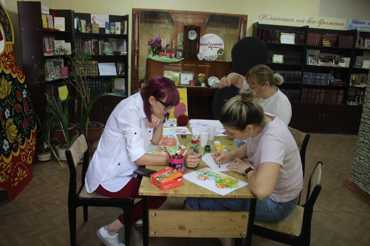 13 июля в Богучарской центральной районной библиотеке активные молодые люди посетили творческую мастерскую «Цветной мир».